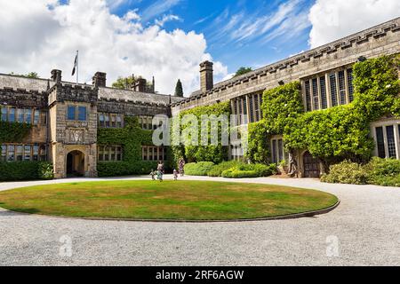 Lanhydrock House mit Besuchern, Bodmin, Cornwall, England, Großbritannien Stockfoto