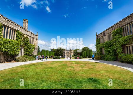 Lanhydrock House mit Besuchern, Blick auf Torhaus, sonniges Wetter, Bodmin, Cornwall, England, Vereinigtes Königreich Stockfoto