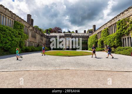 Lanhydrock House mit Besuchern, Bodmin, Cornwall, England, Großbritannien Stockfoto