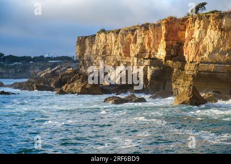 Panoramablick auf die Boca de Inferno, wo Touristen die Wellen auf den Felsen in Cascais Portugal genießen Stockfoto