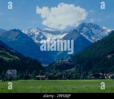 Schloss und Dorf Sand in Taufers, über den Zillertal AlpsSüdtirol, Italien, Dolomiten Stockfoto