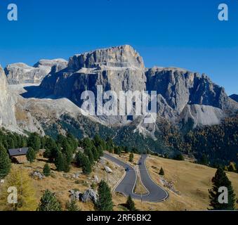 Blick vom Sella Pass auf den Pordoi-Gipfel im Sella Massiv I-Italien, Dolomiten Stockfoto