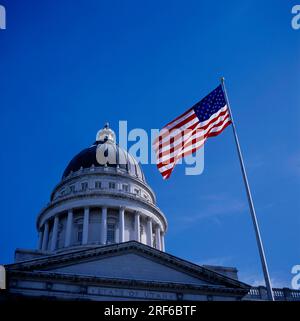 Sitz des Supreme Court and Parliament, Salt Lake City, State Capitol und US Flag, Utah, USA Stockfoto