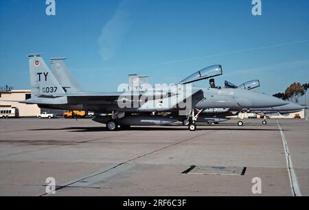 Ein McDonnell Douglas F-15-Kampfflugzeug der US Air Force auf dem Nellis Air Force Base in Las Vegas, 1991. Seriell 75-0037. Stockfoto