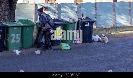 Johannesburg, Südafrika - ein unbekannter Schwarzer gräbt in Mülltonnen nach recyclingfähigem Material Stockfoto