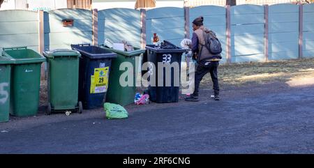 Johannesburg, Südafrika - ein unbekannter Schwarzer gräbt in Mülltonnen nach recyclingfähigem Material Stockfoto