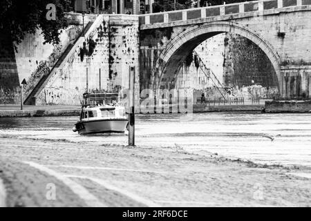 Ein Boot auf dem Tiber in Rom Stockfoto