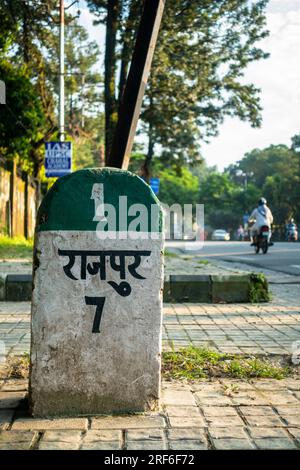 Juni 28. 2023. Dehradun City, Uttarakhand, Indien: Meilenstein am Straßenrand, der die Entfernung zur Stadt Rajpur an der Rajpur Road anzeigt. Stockfoto