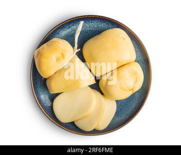 Geräucherter Scamorza-Käse auf Platte isoliert auf weißem Hintergrund. Stockfoto