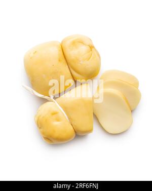 Geräucherter Scamorza-Käse, isoliert auf weißem Hintergrund. Stockfoto