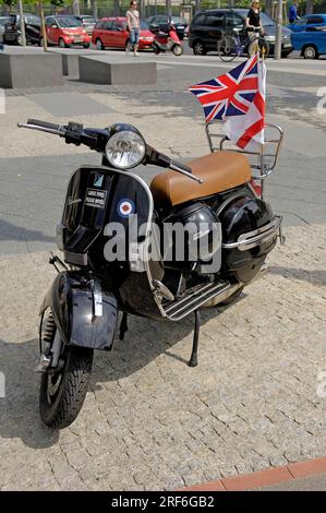 Roller mit Flaggen, Berlin, Deutschland, Vespa, Oldtimer Stockfoto