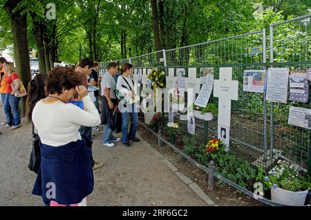 Touristen vor der Gedenkstätte für Maueropfer, Gedenkstätte, in der Nähe des Reichstags, Berlin, Deutschland Stockfoto