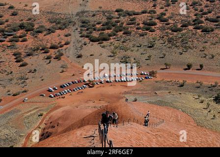 Touristen und Blick von Ayers Rock, Uluru-Kata Tjuta National Park, Northern Territory, Australien Stockfoto