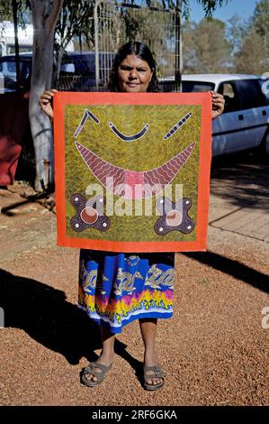 Aborigine-Frau mit Bild, Tennant Creek, Northern Territory, Australien, Aborigines Stockfoto