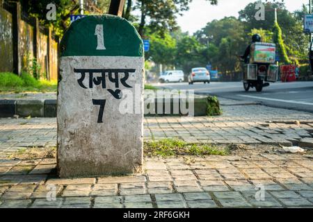 Juni 28. 2023. Dehradun City, Uttarakhand, Indien: Meilenstein am Straßenrand, der die Entfernung zur Stadt Rajpur an der Rajpur Road anzeigt. Stockfoto