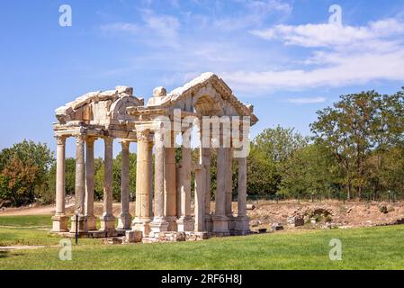 Ruinen des römischen Tempels Tetrapylon in Aphrodisias, eine bemerkenswert erhaltene römische Stadt in der antiken Caria, Türkei, UNESCO-Weltkulturerbe Stockfoto