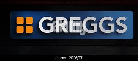 Dateifoto vom 14. Oktober 09/2020 mit einem Greggs-Logo auf der Worcester High Street. Greggs hat angekündigt, dass es mehr Geschäfte in Supermärkten und Flughäfen ansprechen wird, da die kontinuierliche Expansion des Unternehmens dazu beigetragen hat, die Umsätze zu steigern. Die High Street Bakery Kette zeigte, dass der Umsatz in den sechs Monaten bis Juli 1 um 21,5 % auf £844 Millionen Dollar gestiegen ist. Ausgabedatum: Dienstag, 1. August 2023. Stockfoto