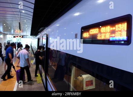 (230801) -- PEKING, 1. August 2023 (Xinhua) -- Passagiere steigen am Pekinger Südbahnhof in Peking, Hauptstadt von China, am 1. August 2023 in einen Zug ein, der mit der Intercity-Eisenbahn Peking-Tianjin verkehrt. Die Peking-Tianjin Intercity Railway feierte ihren 15. Jahrestag der Eröffnung am Dienstag. Als erste Hochgeschwindigkeitsbahn (HSR) mit einer theoretischen Geschwindigkeit von 350 km/h in China beförderte die Intercity-Eisenbahn Peking-Tianjin seit ihrer Inbetriebnahme insgesamt 340 Millionen Fahrgäste.bis 2022 hatte China 42.000 km betriebsbereite HSR und rangierte damit weltweit an erster Stelle. Und die Länge der Hochgeschwindigkeitsschiene RE Stockfoto