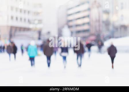 Verschwommenes Bild von Menschen, die in der Stadt laufen. Verschwimmen Sie abstrakte Menschen im Bewegungshintergrund, unerkennbare Silhouetten von Menschen, die die Straße entlang gehen Stockfoto