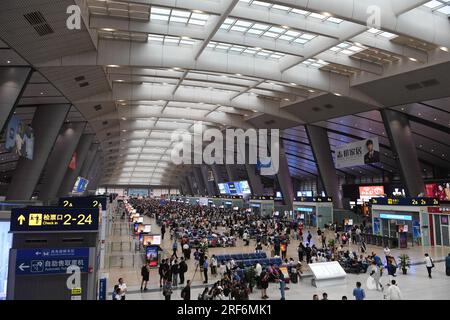 (230801) -- PEKING, 1. August 2023 (Xinhua) -- Dieses Foto wurde am 1. August 2023 aufgenommen und zeigt die Wartehalle des Südbahnhofs von Peking in Peking, Hauptstadt von China. Die Peking-Tianjin Intercity Railway feierte ihren 15. Jahrestag der Eröffnung am Dienstag. Als erste Hochgeschwindigkeitsbahn (HSR) mit einer theoretischen Geschwindigkeit von 350 km/h in China beförderte die Intercity-Eisenbahn Peking-Tianjin seit ihrer Inbetriebnahme insgesamt 340 Millionen Fahrgäste.bis 2022 hatte China 42.000 km betriebsbereite HSR und rangierte damit weltweit an erster Stelle. Und die Länge der Hochgeschwindigkeitsbahnstrecke, die regelmäßig mit 350 km/h betrieben wird Stockfoto