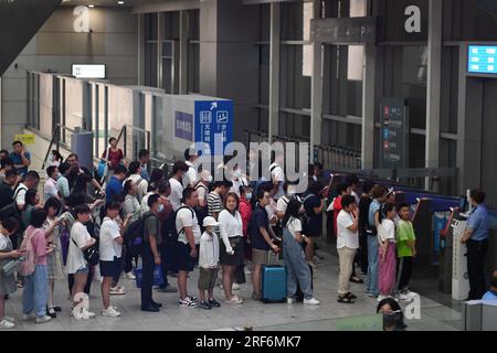 (230801) -- PEKING, 1. August 2023 (Xinhua) -- Passagiere warten, um in einen Zug zu steigen, der mit der Peking-Tianjin Intercity Railway am Pekinger Südbahnhof in Peking, Hauptstadt von China, verkehrt, 1. August 2023. Die Peking-Tianjin Intercity Railway feierte ihren 15. Jahrestag der Eröffnung am Dienstag. Als erste Hochgeschwindigkeitsbahn (HSR) mit einer theoretischen Geschwindigkeit von 350 km/h in China beförderte die Intercity-Eisenbahn Peking-Tianjin seit ihrer Inbetriebnahme insgesamt 340 Millionen Fahrgäste.bis 2022 hatte China 42.000 km betriebsbereite HSR, rangiert an erster Stelle der Welt, und die Länge des Hochgeschwindigkeitsbahnsystems Stockfoto