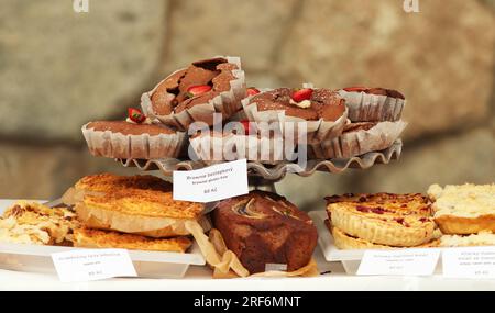 Glutenfreie Brownies mit Erdbeeren und anderen Obstkuchen und Gebäck an einer Bäckerei auf dem Naplavka Straßenmarkt in der Innenstadt von Prag. Stockfoto