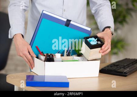 Geschäftsfrau, die das Amt verließ, nachdem sie gefeuert wurde Stockfoto