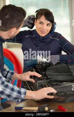 Ingenieurin, die an Faktor-Lift-Gehörschützern arbeitet Stockfoto