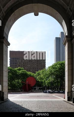 Blick auf das David N. Dinkins Municipal Building, ein 40-stöckiges Gebäude im Stadtviertel Civic Center von Manhattan in New York City. Stockfoto