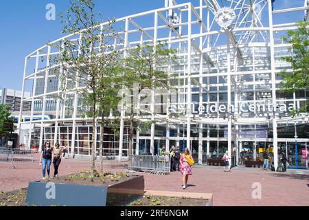 Leiden, Niederlande - 11. Juli 2023: Haupteingang des Bahnhofs Leiden Central mit Menschen Stockfoto