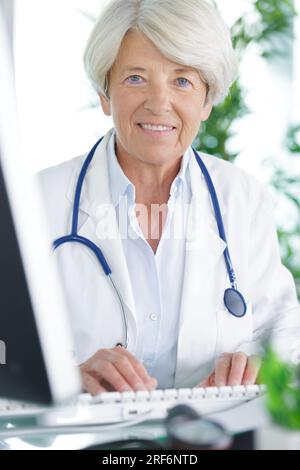 Eine leitende Ärztin, die in die Kamera schaut Stockfoto