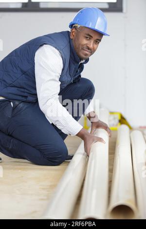 Nahaufnahme von männlichen Händen Rollen Teppich Stockfoto