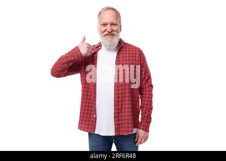 Zufriedener 60-jähriger, grauhaariger Rentner mit Bart und Schnurrbart Stockfoto