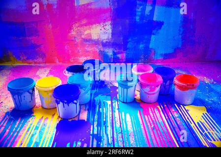 Abstrakter, wasserfarbener Hintergrund, farbenfrohe Farbtropfen Tinte spritzt auf Grunge-Card-Design. Stockfoto