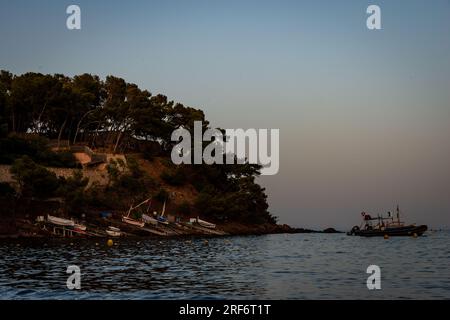 Wunderschöne Strandszene mit Fischerbooten, Fabregas Strand la seyne sur Mer, provence, Frankreich. Stockfoto