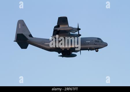 Ein Lockheed Martin KC130J Super Hercules mit dem US Marine Aerial Refuelling Transport Squadron 152 (VMGR-152) „The Sumos“, das in der Nähe von NAF Atsugi fliegt, Stockfoto