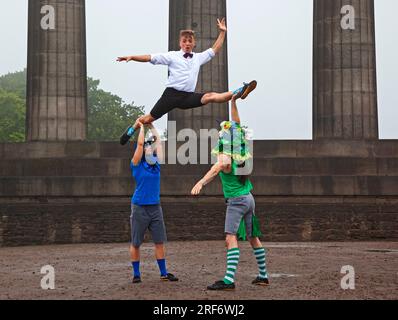 Calton Hill, Edinburgh, Schottland, Großbritannien. 1. August 2023. Lucky Pigeon's Casting nicht so glücklich mit dem Wetter des ständigen Nieselregens für ihren Fotoanruf. Die fantastische Zirkusfirma Brainfools wirbt für ihre Fringe Debüt Show. Sie haben alle Tricks auf Calton Hill rausgeholt. Banquin springt von Hand zu Hand und Fuß zu Hand. Ihre Show nutzt moderne Zirkuskünste und unwiderstehlichen Humor, um eine surreale neue Fabel über die Hackordnung der städtischen Gesellschaft zu erzählen. Show Details – Lucky Pigeons, Underbelly's Circus Hub, 4.-26. August, 13:05. Kredit: Arch White/alamy Live News. Stockfoto