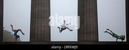 Calton Hill, Edinburgh, Schottland, Großbritannien. 1. August 2023. Lucky Pigeon's Casting nicht so glücklich mit dem Wetter des ständigen Nieselregens für ihren Fotoanruf. Die fantastische Zirkusfirma Brainfools wirbt für ihre Fringe Debüt Show. Sie haben alle Tricks auf Calton Hill rausgeholt. Banquin springt von Hand zu Hand und Fuß zu Hand. Ihre Show nutzt moderne Zirkuskünste und unwiderstehlichen Humor, um eine surreale neue Fabel über die Hackordnung der städtischen Gesellschaft zu erzählen. Show Details – Lucky Pigeons, Underbelly's Circus Hub, 4.-26. August, 13:05. Kredit: Arch White/alamy Live News. Stockfoto