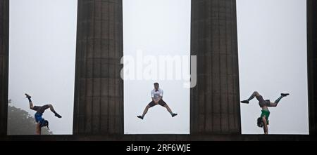 Calton Hill, Edinburgh, Schottland, Großbritannien. 1. August 2023. Lucky Pigeon's Casting nicht so glücklich mit dem Wetter des ständigen Nieselregens für ihren Fotoanruf. Die fantastische Zirkusfirma Brainfools wirbt für ihre Fringe Debüt Show. Sie haben alle Tricks auf Calton Hill rausgeholt. Banquin springt von Hand zu Hand und Fuß zu Hand. Ihre Show nutzt moderne Zirkuskünste und unwiderstehlichen Humor, um eine surreale neue Fabel über die Hackordnung der städtischen Gesellschaft zu erzählen. Show Details – Lucky Pigeons, Underbelly's Circus Hub, 4.-26. August, 13:05. Kredit: Arch White/alamy Live News. Stockfoto