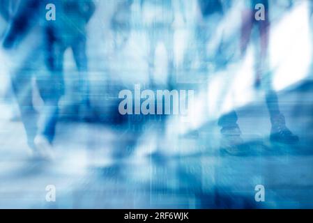 Abstrakter unscharfer, unscharfer, leerer Hintergrund mit Silhouetten von unbekannten Menschen. Binärer Bewegungshintergrund im Matrixstil Stockfoto