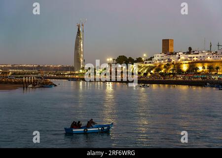 Marokko. Rabat. Mohammed VI. Turm. Der höchste Turm Marokkos erreicht eine Höhe von 250 Metern. In den Vordergrundfischern des Flusses Bou Regreg Stockfoto