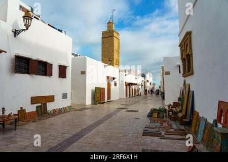 Marokko. Rabat. Die weiße Mauer der Kasbah der Udayas wurde ursprünglich im 12. Jahrhundert erbaut, um die Mündung des Bou Regreg, den Fluss R, zu überblicken Stockfoto