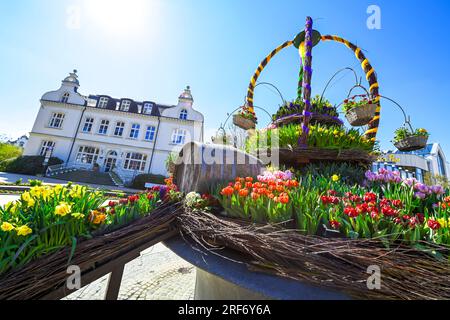 Mit Blumen geschmückter Brunnen auf dem Timmendorfer Platz in Timmendorfer Strand, Schleswig-Holstein, Deutschland Stockfoto