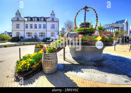 Mit Blumen geschmückter Brunnen auf dem Timmendorfer Platz in Timmendorfer Strand, Schleswig-Holstein, Deutschland Stockfoto