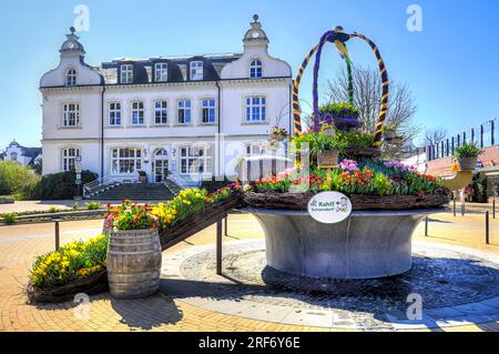 Mit Blumen geschmückter Brunnen auf dem Timmendorfer Platz in Timmendorfer Strand, Schleswig-Holstein, Deutschland Stockfoto