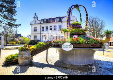 Mit Blumen geschmückter Brunnen auf dem Timmendorfer Platz in Timmendorfer Strand, Schleswig-Holstein, Deutschland Stockfoto