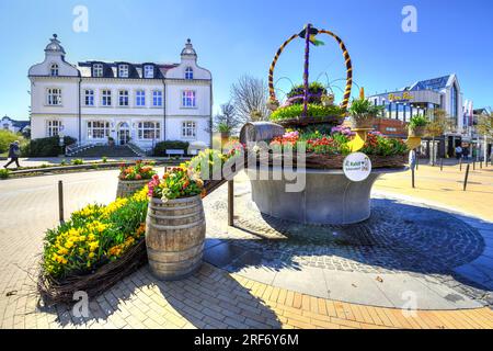 Mit Blumen geschmückter Brunnen auf dem Timmendorfer Platz in Timmendorfer Strand, Schleswig-Holstein, Deutschland Stockfoto