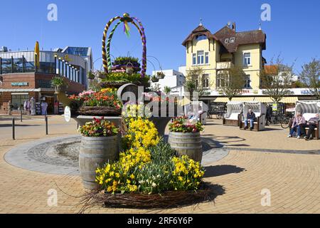 Mit Blumen geschmückter Brunnen auf dem Timmendorfer Platz in Timmendorfer Strand, Schleswig-Holstein, Deutschland Stockfoto