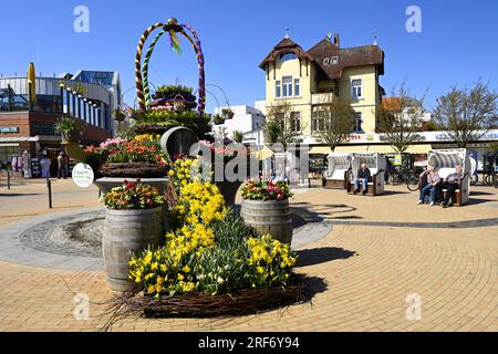 Mit Blumen geschmückter Brunnen auf dem Timmendorfer Platz in Timmendorfer Strand, Schleswig-Holstein, Deutschland Stockfoto