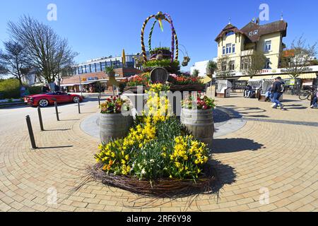 Mit Blumen geschmückter Brunnen auf dem Timmendorfer Platz in Timmendorfer Strand, Schleswig-Holstein, Deutschland Stockfoto